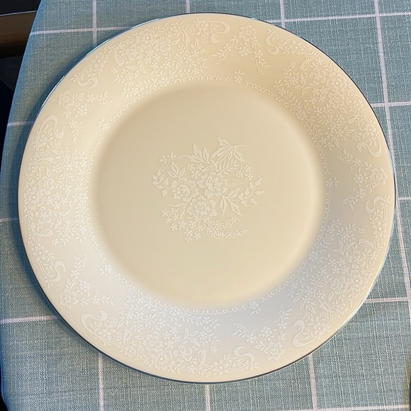 Royal Doulton The Romance Collection Jennifer One Place Setting. - Picture 6 of 10